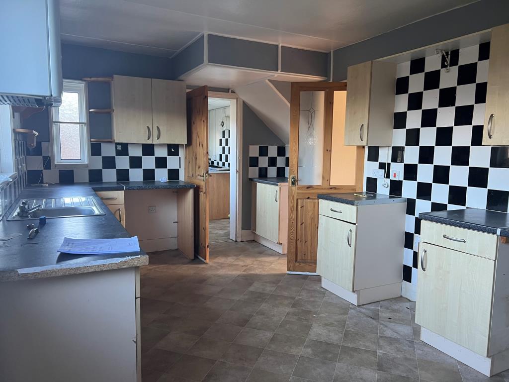 Lot: 47 - END-TERRACE HOUSE WITH GARDENS FOR UPDATING -